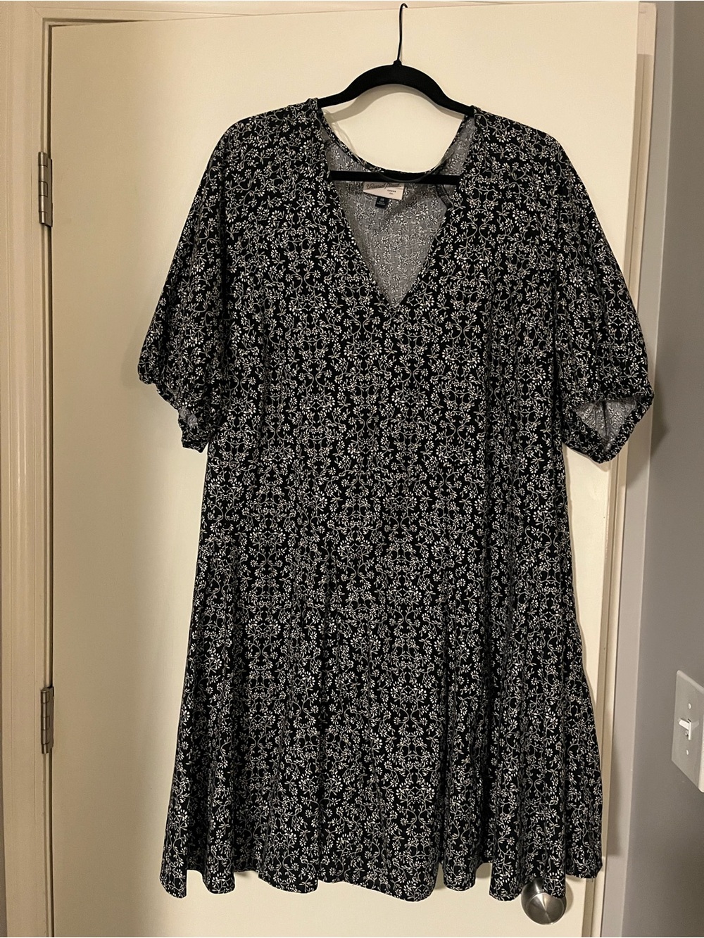 Universal Thread Black and White Floral V-Neck Dress
